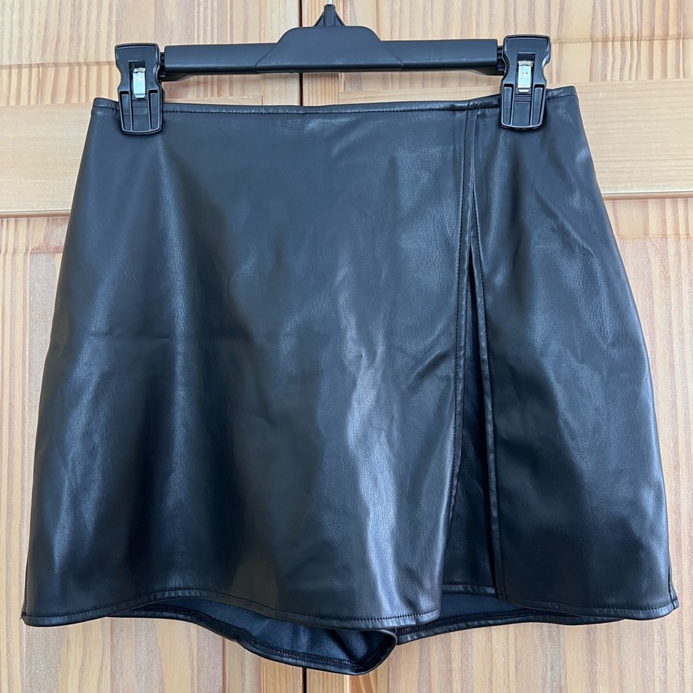 Black faux leather skort size small